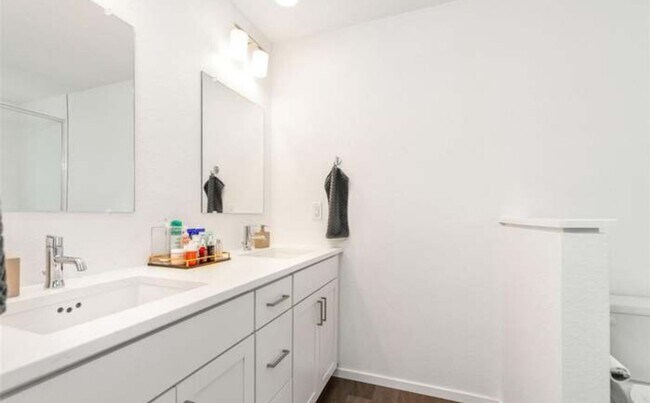 Building Photo - Beautiful 4 bedroom 3.5 bathroom home