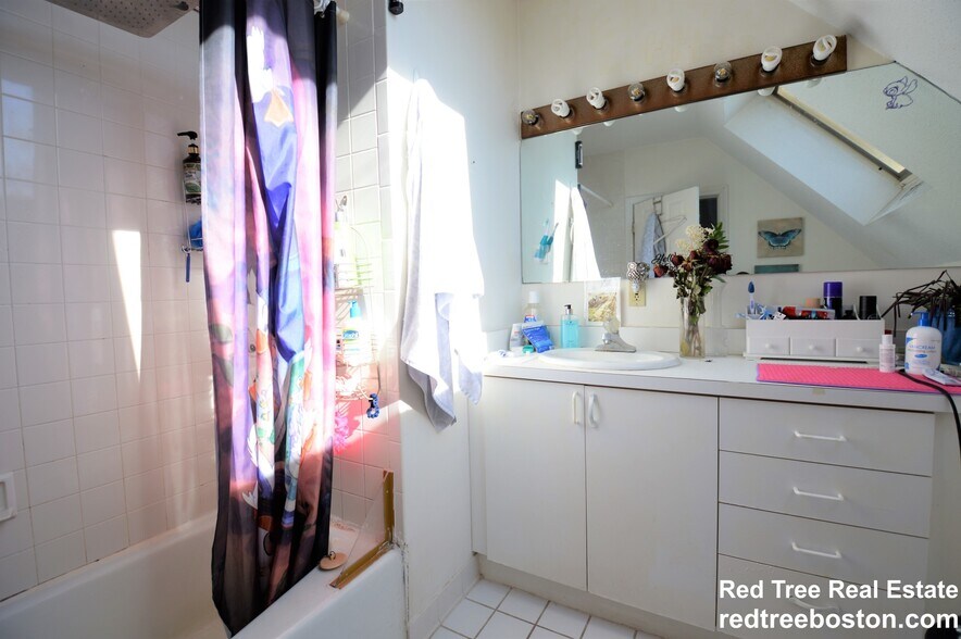 Building Photo - 11 Etna St