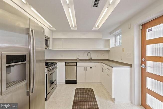 Building Photo - 3640 Everett St NW