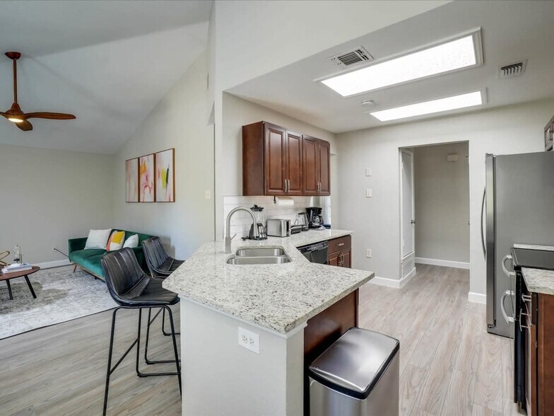 Building Photo - 1725 Canterbury Ln