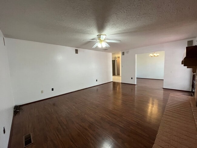 Building Photo - Spacious 3 Bedroom 2 Bathroom Home in the ...