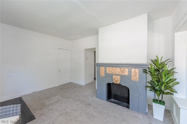 Building Photo - 2035 Chesterland Ave