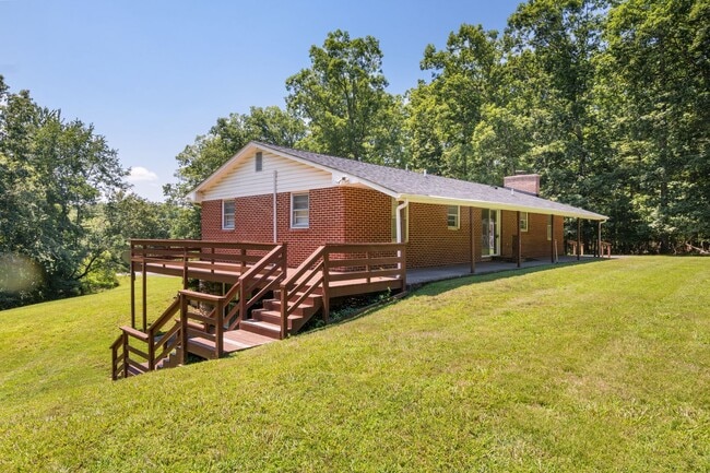 Building Photo - Charming 3 Bedroom Home with Tranquil Sett...