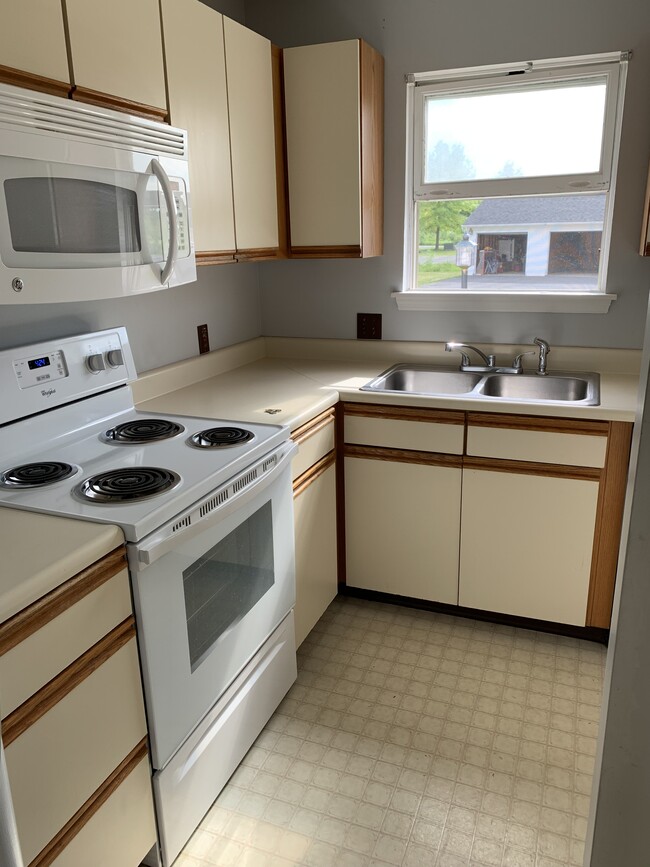 Building Photo - Oakwood Townhomes