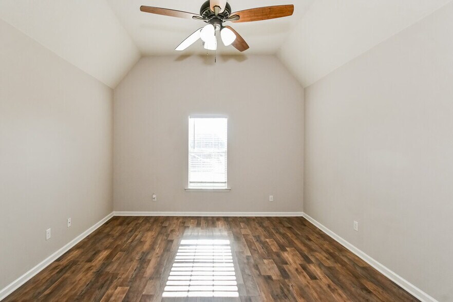 Building Photo - 8873 Lezlarken Ln