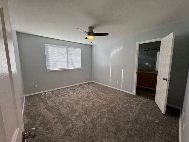 Building Photo - Modern Updated Townhome