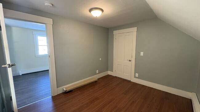 Building Photo - 3 Bed, 1 Bath, plus TWO Bonus Rooms in Rochester!