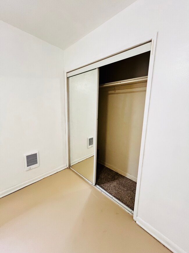 Building Photo - 118 W Birch St