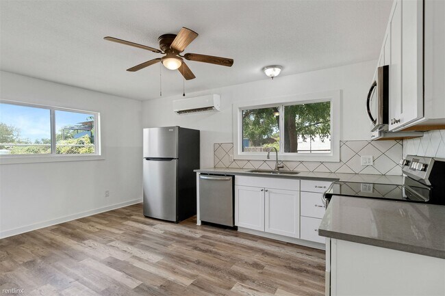 Building Photo - 1 br, 1 bath House - 124 East Castlebriar ...