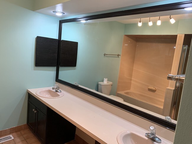 Building Photo - 64 Bond St