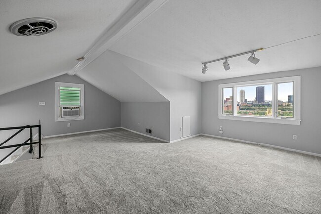 Building Photo - *Beautifully Updated & Spacious 4BD/2.5BA Single Family Home Available in South Side Slopes*