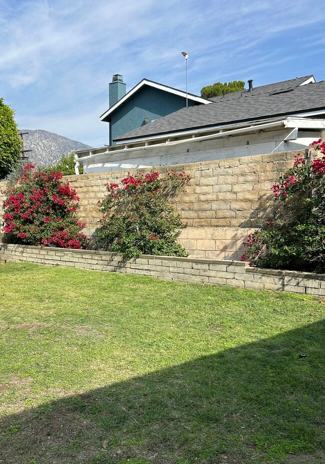 Building Photo - 10760 Russett Ave