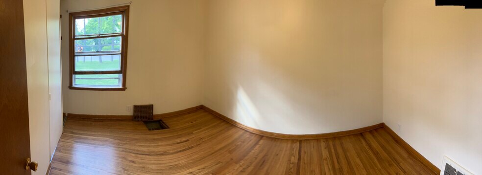 Main Level Middle Bed Room w/ Floor to Ceiling Closet- Panoramic - 2824 Texas Ave S