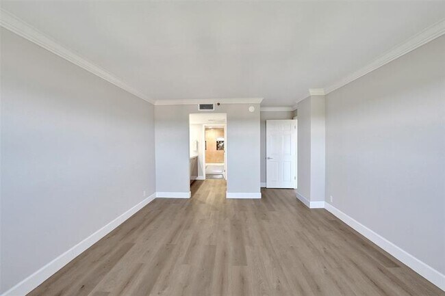 Building Photo - 3200 Port Royale Dr N