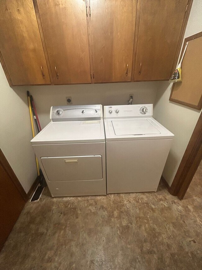 Building Photo - 2bd 1.5 bath duplex for rent Waterloo IA!