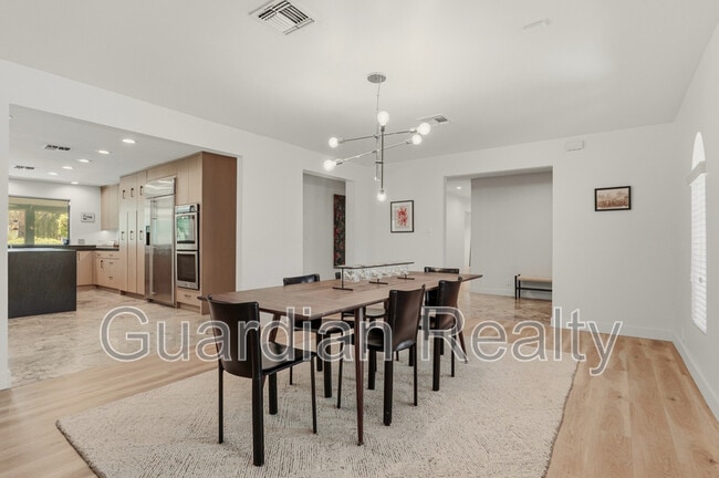 Building Photo - 3007 La Mesa Dr