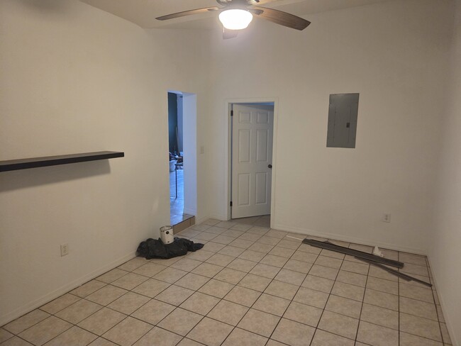 Building Photo - 2804 S Park Ave