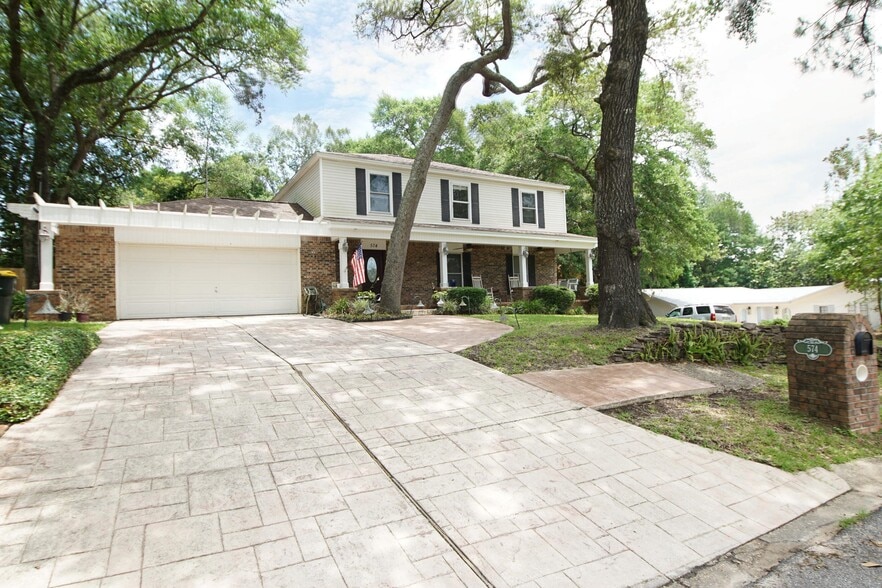Primary Photo - 574 L Ombre Cir NE