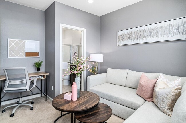 Building Photo - Jordan Ranch Townhouse 4 bed / 3.5 bath, G...