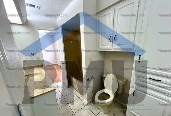 Building Photo - AVAILABLE NOW!!! Stunning 4-Bed, 3-Bath Ho...