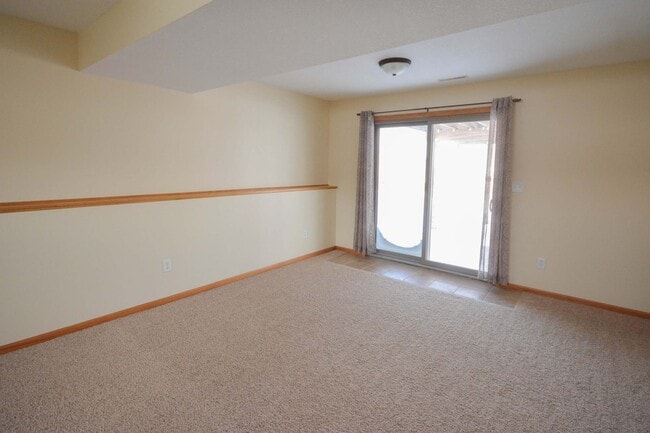 Building Photo - Move-In Ready4 BR with Large Yard!