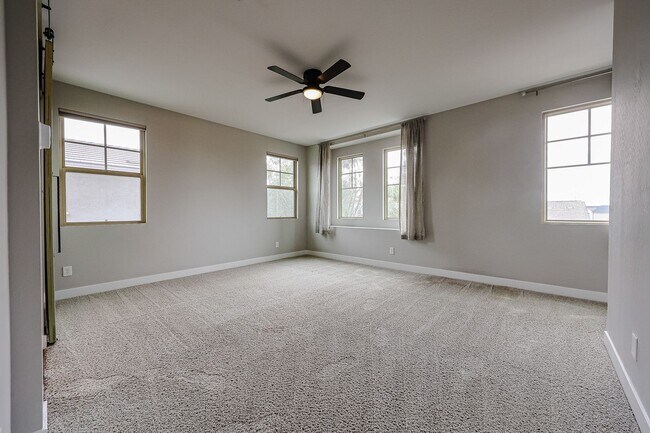 Building Photo - Move In Ready!stunning 3 bedroom, 2.5 bathroom home located in Phoenix!