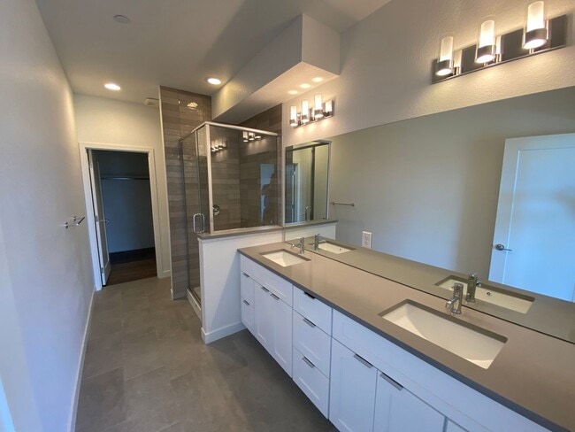 Building Photo - Luxury Townhome - 3 Bed 3.5 Bath at Overlo...