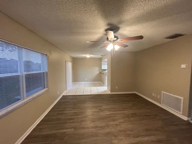 Building Photo - 233 Regal Park Dr