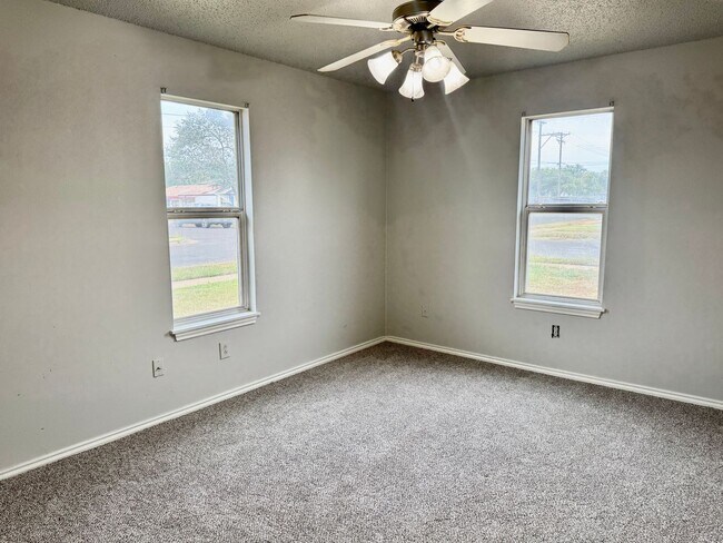 Building Photo - Adorable 2/1/1 Near Marsha Sharp!