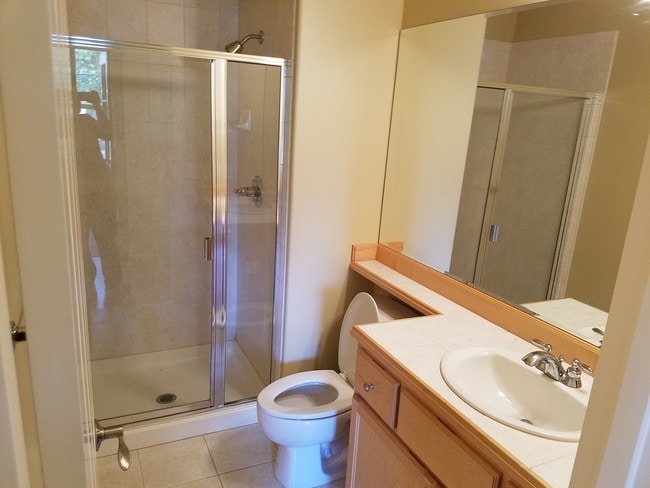 Mainfloor Bath w shower - 17204 Woodside Dr SE