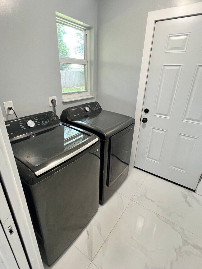 Building Photo - NEWLY RENOVATED 3 BEDROOM 2 BATH HOME- TIL...