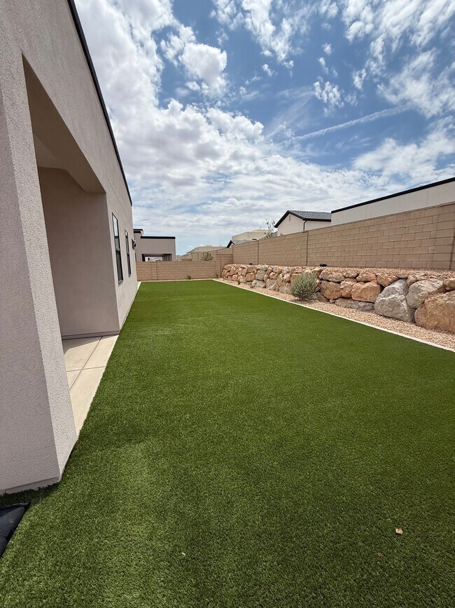 Building Photo - 675 W Cyn Pne Dr