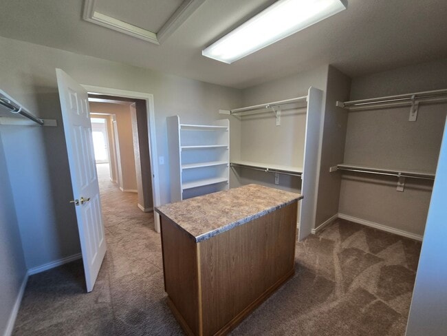 Building Photo - Large 4 bed with study and loft  in Vista Pointe