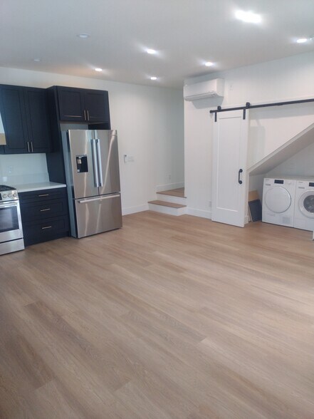 Kitchen / Washer & Dryer - 2746 Veteran Ave