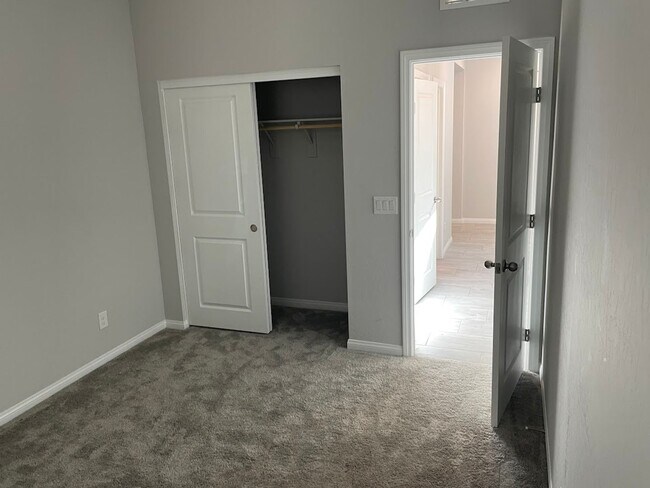 Building Photo - Rhodes Ranch South- 4 Bedroom 3 Bath Home