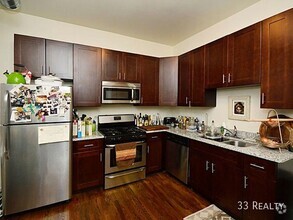 Building Photo - Spacious 1 bed 1 bath in the Ukrainian Vil...