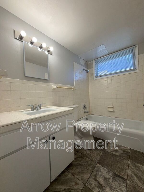 Building Photo - 1621 G-4