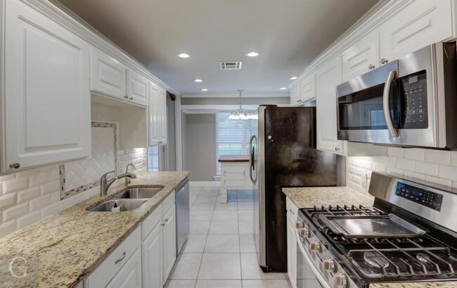 Building Photo - 425 Plaza Cir