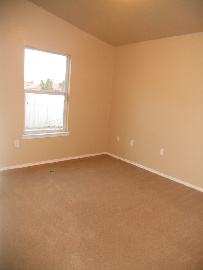 Building Photo - 3 Bedroom 2 Bath With A Mountain View Home!