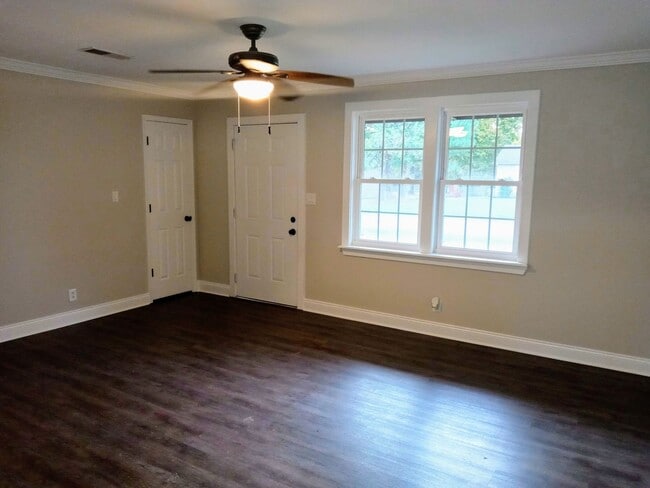 Building Photo - 407 Roselawn Dr