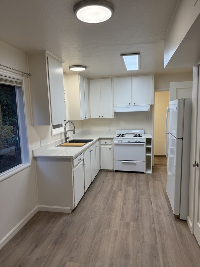 Building Photo - 1454 Beverly Dr