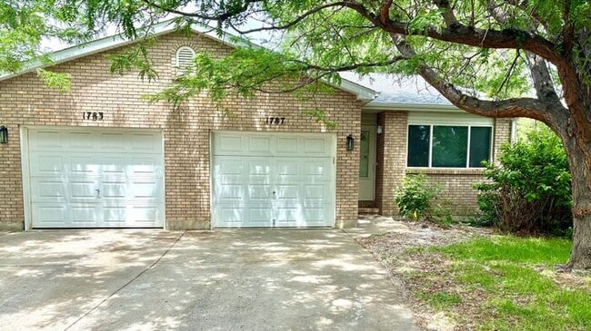 Building Photo - Beautiful 2 Bed/1 Bath Ranch Style Townhome!