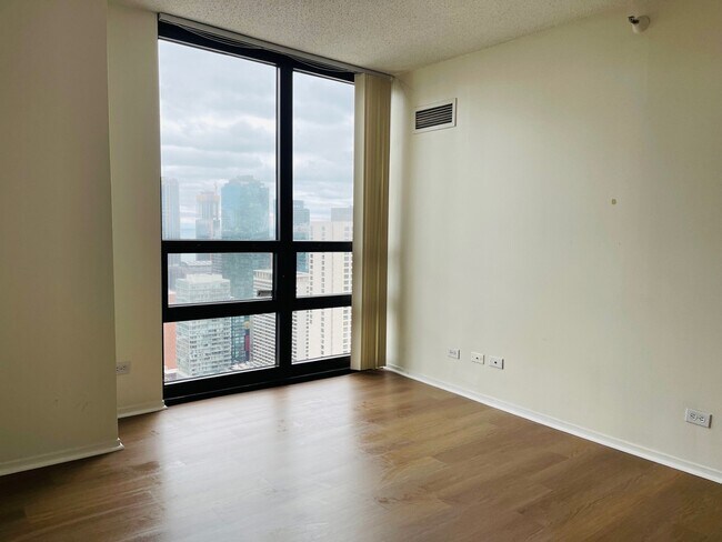 Building Photo - 10 E Ontario St