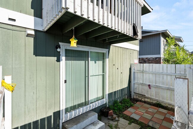 Building Photo - 6125 N Addison St