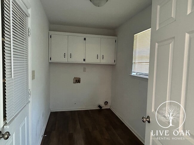Building Photo - MOVE IN SPECIAL: $500 OFF 1ST MONTH'S RENT!**