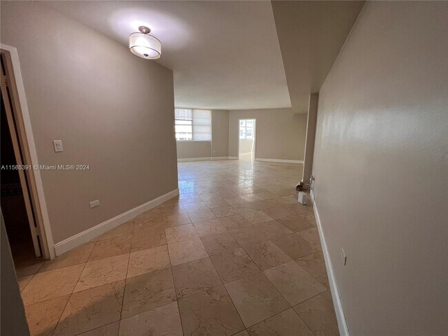 Building Photo - 825 Brickell Bay Dr