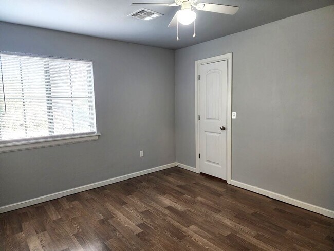 Building Photo - Campbell St Duplex