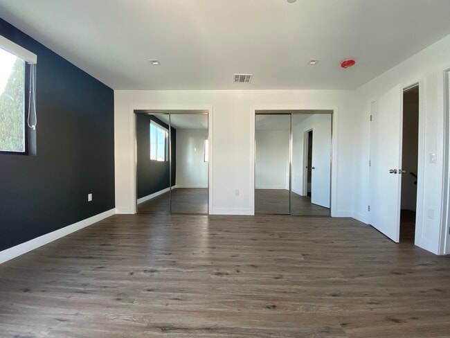 Building Photo - 4574 Oakwood Ave