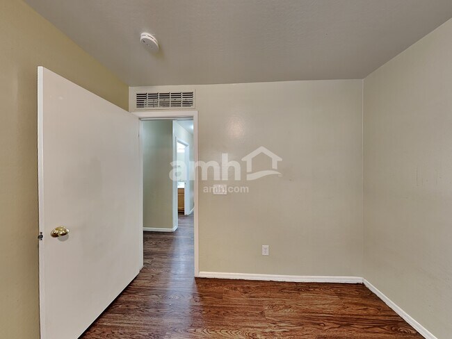 Building Photo - 3712 W Darrow St