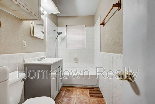 Building Photo - 1833 NE 51st St